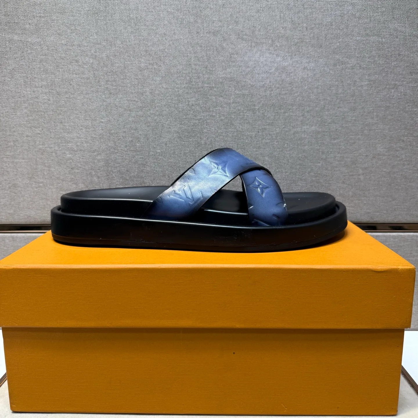⬛️Men's shoes 💰p400 [LV～] Men's casual slippers 2025z cabinet sales simultaneously 🔶Size: 39-44#️⃣ 🔷2 colors🔜The upper is made of cowhide stitching➕Genuine leather lining, comfortable and breathable, sole: original comfortable and wear-resistant outsole, ⚠️Real 📱Photographed🎬The real thing is better📢📢📢